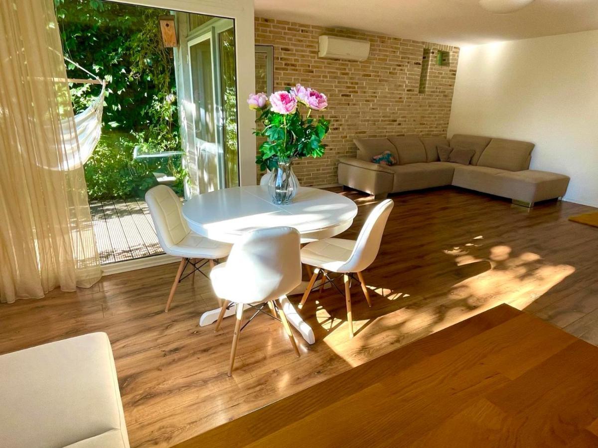 70M2 Romantic Living In The Old Town With Garden Bratislava Exterior photo